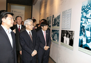 Tổng Bí thư Nguyễn Phú Trọng tham quan triển lãm thành tựu 30 năm cải cách mở cửa của Đặc khu Thâm Quyến, Quảng Đông, Trung Quốc.
