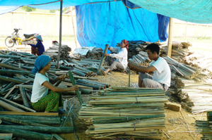 Xã Chiềng Châu, Mai Châu phát triển nghề chẻ tăm mành tạo thêm việc làm cho lao động địa phương.