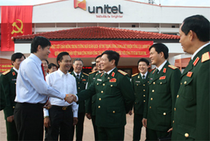 Trung tướng Ngô Xuân Lịch đến thăm, trò chuyện với cán bộ, nhân viên Công ty Star Telecom (Unitel)