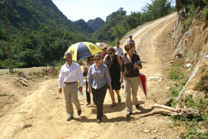 Khách quốc tế tham gia  tour du lịch đi bộ, khám phá   ở Khu bảo tồn thiên nhiên Ngọc Sơn - Ngổ Luông.