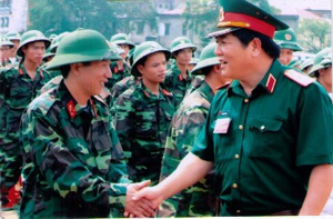 Tư lệnh Quân khu 2 động viên cán bộ, chiến sĩ LLVT tỉnh Vĩnh Phúc tham gia diễn tập tháng 10 năm 2011. 
