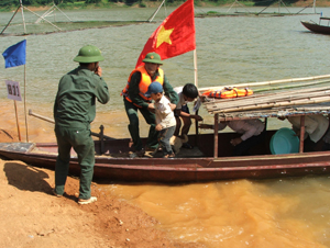 Lực lượng DQTV huyện Mai Châu thực hành diễn tập công tác tìm kiếm cứu hộ, cứu nạn.