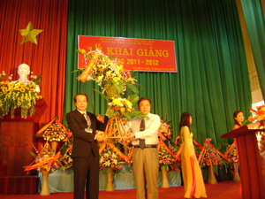 Đồng chí Hoàng Việt Cường, Bí thư Tỉnh ủy tặng hoa chức mừng và động viên thầy và trò trường Cao đẳng Sư phạm Hòa Bình tại lễ khai giảng năm học mới. 

