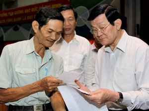Chủ tịch nước Trương Tấn Sang tiếp xúc cử tri tại Quận 4, TP. Hồ Chí Minh.