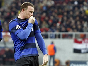Rooney ghi hai bàn đều từ chấm 11m.