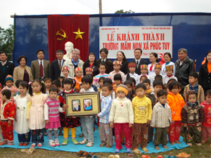 Thông qua Hội LHPN tỉnh, Hội hữu nghị Áo - Việt đã hỗ trợ 260 triệu đồng góp phần xây dựng lớp học Mầm non xã Phúc Tuy (Lạc Sơn). (Ảnh: Các đại biểu và các em học sinh chụp ảnh lưu niệm trong buổi lễ khánh thành lớp học).