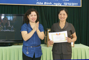 Lãnh đạo Hội LHPN tỉnh trao giải nhất tập thể cho Hội LHPN huyện Lạc Thủy.
