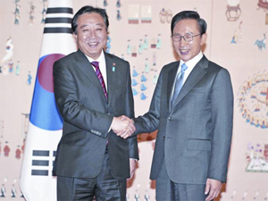 
Tổng thống Lee (phải) tiếp Thủ tướng Noda tại Seoul ngày 19.10 - Ảnh: AFP
