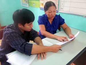 Cán bộ, bác sĩ Trung tâm YTDP tỉnh tiến hành giám sát hoạt động báo cáo số liệu tại bệnh viện đa khoa huyện Kỳ Sơn.