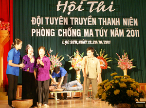 Tiểu phẩm “Nỗi đau không của riêng ai” do đội thanh niên tuyên truyền phòng- chống ma túy huyện Lạc Thủy biểu diễn được đánh giá cao tại hội thi.