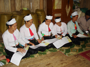 Các cấp hội phụ nữ huyện Cao Phong tăng cường công tác tuyên truyền thực hiện pháp luật, chính sách về bình đẳng giới tới các hội viên phụ nữ.