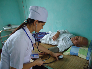 Cán bộ Phòng khám Quân - dân y kết hợp phường Chăm Mát (TPHB) kiểm tra huyết áp cho người bệnh nhằm phát hiện và phòng - chống các biến chứng nguy hiểm