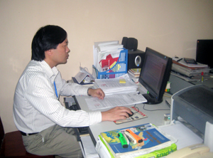 Cán bộ Thanh tra huyện Lương Sơn  ứng dụng công nghệ thông tin vào công tác quản lý.

