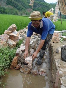 Nhân dân xã Mai Hạ (Mai Châu) xây dựng kênh, mương phục vụ sản xuất nông nghiệp.
