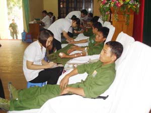 Tham gia ngày hiến máu nhân đạo, CBCS cơ quan Bộ CHQS tỉnh đã hiến 125 đơn vị máu.