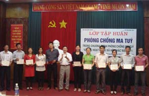 Ông Vương Duy Bảo, Phó Cục trưởng Cục Văn hóa cơ sở (Bộ VH-TT&DL) trao chứng chỉ cho các học viên.