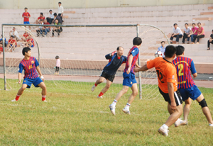 Pha tranh bóng của VĐV 2 đội bóng Các Ban xây dựng Đảng tỉnh và Điện Lực Hòa Bình.
