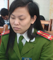 Trung úy Lê Thị Giang trong một ngày làm việc ở cơ quan.