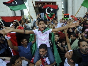 Những người Libya bày tỏ sự vui mừng khi có tin về cái chết của ông Gaddafi, tại Tripoli ngày 20/10.