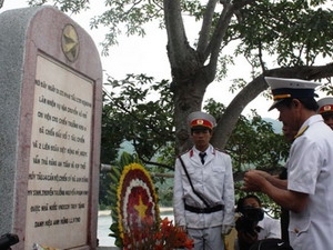 Dâng hương tưởng niệm các liệt sĩ Tàu 235. (Nguồn: báo Thanh Niên)