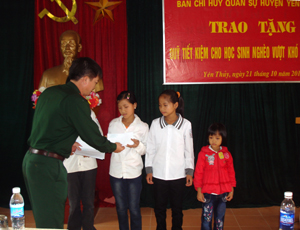 Đại diện Ban CHQS huyện Yên Thuỷ trao học bổng cho các em học sinh nghèo vượt khó đơn vị nhận đỡ đầu trong năm học 2011 – 2012.