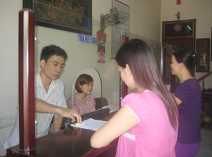 Người dân đến công chứng các giao dịch bất động sản tại Văn phòng công chứng Tín Phát, phường Tân Thịnh (TPHB).