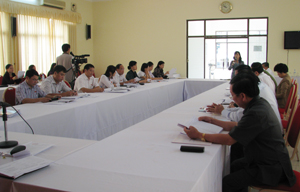 Các đại biểu QH tỉnh thảo luận tại tổ.