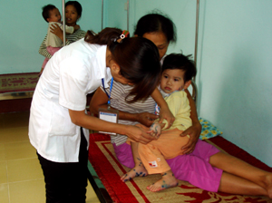 Y bác sĩ Bệnh viện Đa khoa huyện Yên Thuỷ tích cực điều trị cho các bệnh mhâm mắc bệnh tay – chân - miệng.