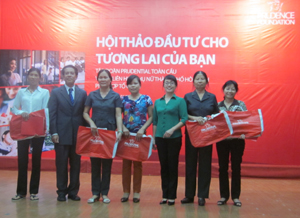 Prudential Việt Nam trao quà cho 5 hội viên phụ nữ thành phố Hoà Bình qua hình thức bốc thăm may mắn.