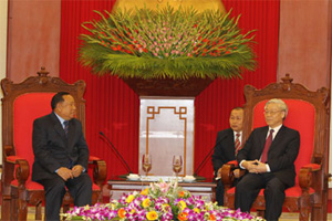 Tổng Bí thư Nguyễn Phú Trọng và đồng chí Phăn-đuông-chít Vông xả (Ảnh: TTXVN)