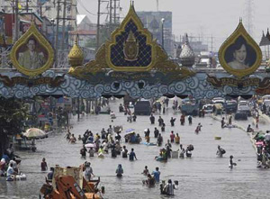Nước lũ gây ngập nặng một con đường tại quận Rangsit, ngoại ô Bangkok.
