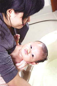 Chăm sóc trẻ sơ sinh đúng cách để phòng bệnh viêm phổi.
