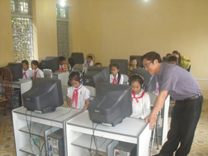 Niềm vui của thầy, trò trường tiểu học xã Mỵ Hòa khi được tiếp cận với máy tính.