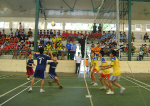Một trận đấu trong Giải bóng truyền học sinh THCS, THPT tỉnh năm 2011.