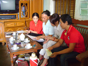 CTV dân số xóm Chao tư vấn các biện pháp tránh thai hiện đại cho phụ nữ 15-49 có chồng.
