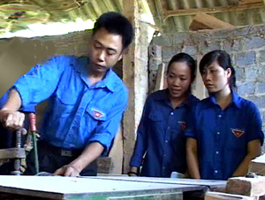 Anh Nguyễn Thành Nam, xóm Bổ Túc, xã Tân Mỹ (Lạc Sơn) giới thiệu với ĐV-TN trong xã về quy trình sản xuất đồ mộc.