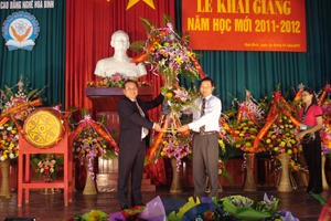 Đồng chí Bùi Văn Cửu, Phó Chủ tịch Thường trực UBND tỉnh tặng lẵng hoa chúc mừng nhà trường.