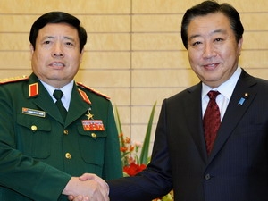 Thủ tướng Nhật Bản Yoshihiko Noda (phải) có cuộc gặp với Bộ trưởng Quốc phòng Việt Nam Phùng Quang Thanh (trái). (Nguồn: AFP/TTXVN)