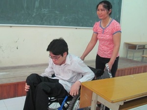 Thí sinh khuyết tật dự thi tại Học viện Bưu chính Viễn thông năm 2011.