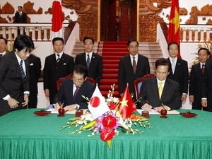 Thủ tướng Nguyễn Tấn Dũng và Thủ tướng Nhật Bản Naoto Kan ký kết tuyên bố phát triển toàn diện quan hệ đối tác chiến lược Việt-Nhật năm 2010.