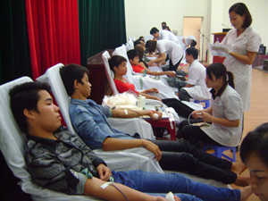 Các ĐV – TN tham gia hiến máu tình nguyện.