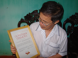 Nhà giáo ưu tú Phùng Văn Miều trân trọng bằng danh dự do Hội Hữu nghị Xô - Việt trao tặng.