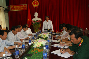 Đồng chí Trần Đăng Ninh,, Phó Chủ tịch UBND tỉnh phát biểu chỉ đạo tại buổi làm việc với lãnh đạo huyện Tân Lạc.