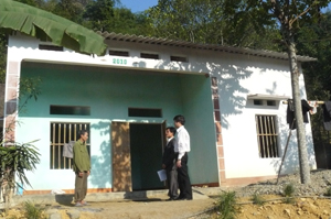 Niềm vui của ông Nguyễn Văn Mai ở xóm Cang 1, xã Hoà Bình (TPHB) bên ngôi nhà 167.