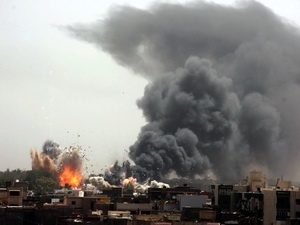 Khói dâng lên sau một vụ nổ lớn trong khi NATO không kích tại Tripoli. (Ảnh: THX/TTXVN).