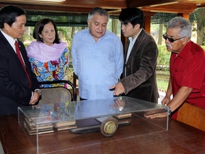 Chủ tịch Quốc hội Fernando Soto Rojas (giữa) thăm nơi ở và làm việc của Chủ tịch Hồ Chí Minh. (Ảnh: Nguyễn Dân/TTXVN)
