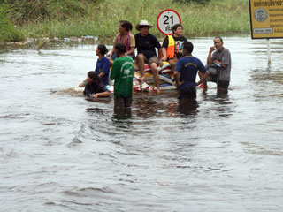 Một gia đình chạy lụt ở Bangkok - Ảnh: Minh Quang