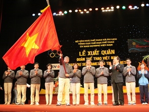 Trưởng Đoàn thể thao Việt Nam tham dự SEA Games 26 Lâm Quang Thành nhận nhiệm vụ tại lễ xuất quân. (Ảnh: Ngọc Trường/TTXVN)