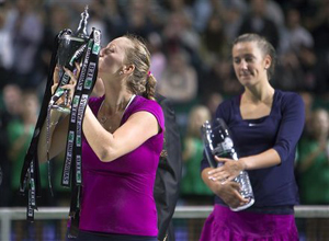 Kvitova (trái) nâng Cup vô địch trong khi Azarenka không giấu được vẻ buồn sau thất bại.