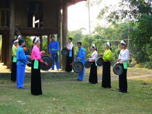 Huyện Tân Lạc khai thác các giá trị văn hóa truyền thống để phát triển du lịch. ảnh: Đội văn nghệ xã Mãn Đức biểu diễn cồng chiêng.